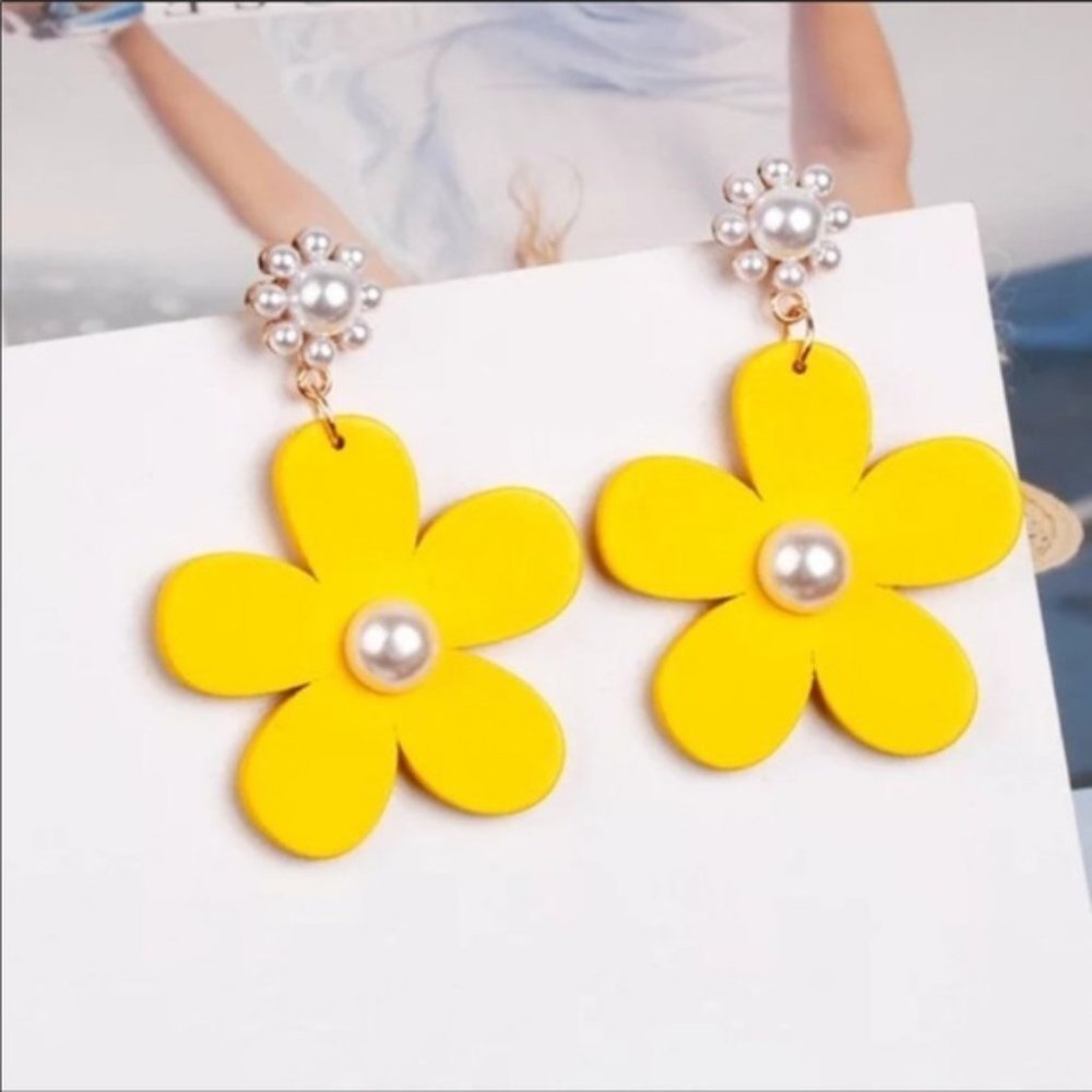 3/$30 CUTE YELLOW FLOWERS PEARLS DANGLE EARRINGS